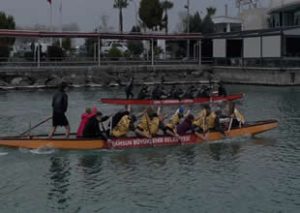 Samsun’da dragon boat heyecanı! Kazanan belli oldu Samsun’da düzenlenen Dragon Boat Ligi Mart ayı yarışları, zorlu hava