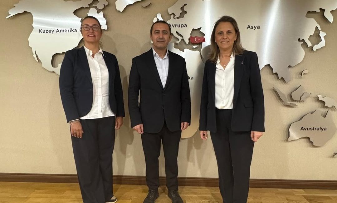Başkan Akdurak’tan Sn.Temurci ve Sn. Kaplan’a Yelken Ziyareti Türkiye Yelken Federasyonu Başkanı Özlem Akdurak ve Avrupa Yelken Federasyonu