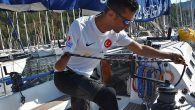 Bir kolunu dirseğine yakın bölgeden kaybeden paralimpik milli yelkenci Hüseyin Akbulut, üç yıldır Türkiye şampiyonluğunu kimseye kaptırmıyor. Akbulut, “Elimin olmayışı yelken yapmama ve sosyal hayatta var olmama engel değil” diyor. Muğla’da 8 yaşında elektrik akımına kapılması sonucu bir kolunu dirseğine […]
