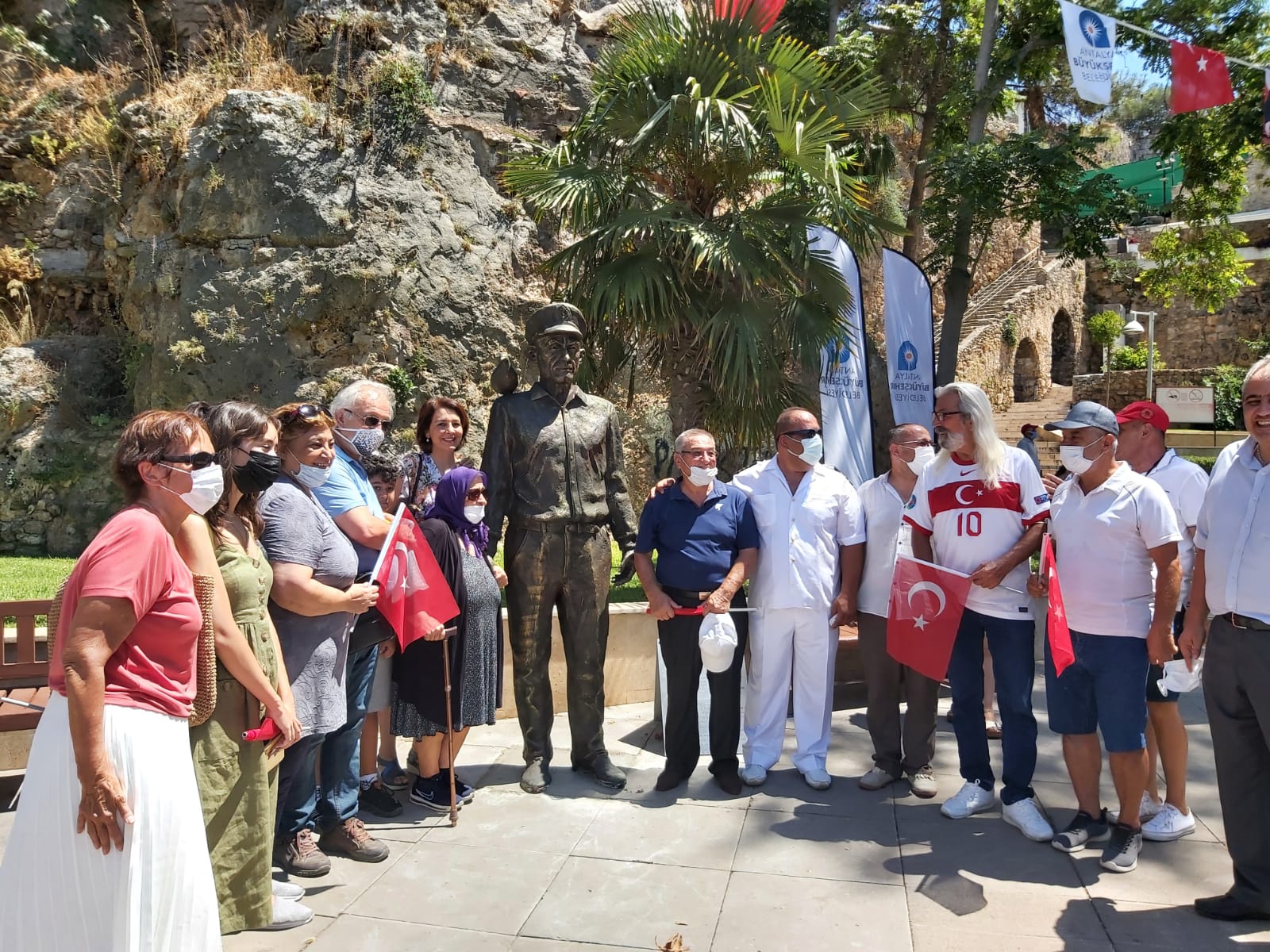 Antalyanın eski ve tecrübeli bir denizcisiydi. Antalyanın ilk çevrecisiydi. Atatürkün