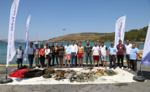 Muğla’nın Bodrum ilçesinde dalgıçlarca deniz dibinden 83 kilogram atık çıkarıldı.
