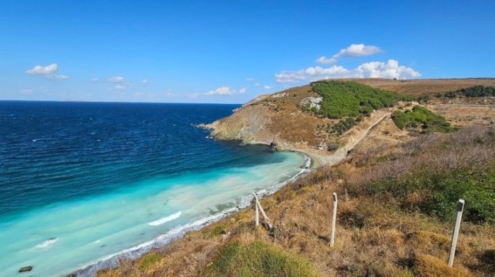Bandırma’da Beyaz Tehlike: Şlam Atığı Denizle Buluştu İddiası Balıkesir'in Bandırma ilçesi Levent Mahallesi'nde, Eti Maden İşletme Müdürlüğü'ne ait