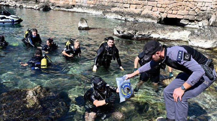 Antalya’nın Muratpaşa ilçesinde belediye dalgıçları tarafından Kaleiçi Yat Limanı’nda gerçekleştirilen