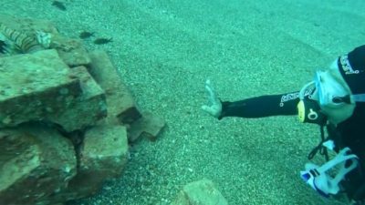 Antalya'nın dünyaca ünlü Konyaaltı Sahili'ne dalış yapan Prof. Dr. Mehmet