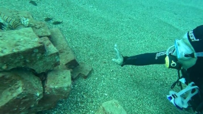 Antalya'nın dünyaca ünlü Konyaaltı Sahili'ne dalış yapan Prof. Dr. Mehmet