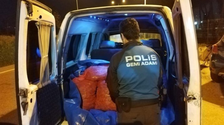 Samsun’da polis tarafından bir kamyonette yapılan kontrollerde 200 kilo kaçak