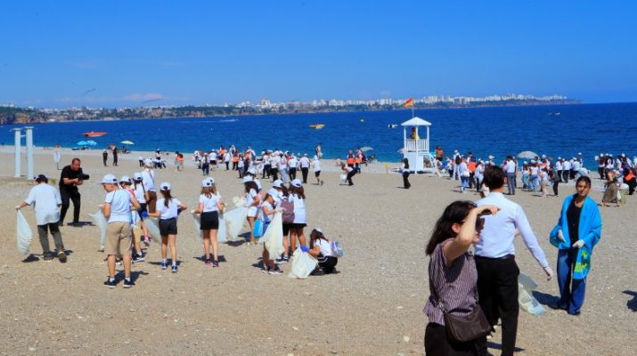 Antalya Valisi Hulusi Şahin ve yüzlerce öğrenci, dünyaca ünlü Konyaaltı