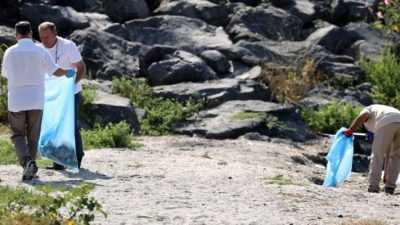Tekirdağ'ın Marmaraereğlisi ilçesinde, Tekirdağ Büyükşehir Belediyesi öncülüğünde düzenlenen kıyı temizliği