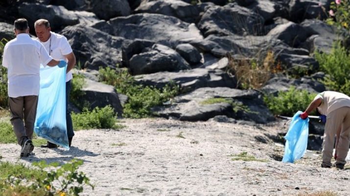 Tekirdağ'ın Marmaraereğlisi ilçesinde, Tekirdağ Büyükşehir Belediyesi öncülüğünde düzenlenen kıyı temizliği