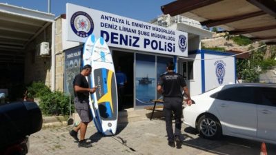 Antalya’da SUP ile denize açılan 2 kişi, küreklerinin kırılmasının ardından