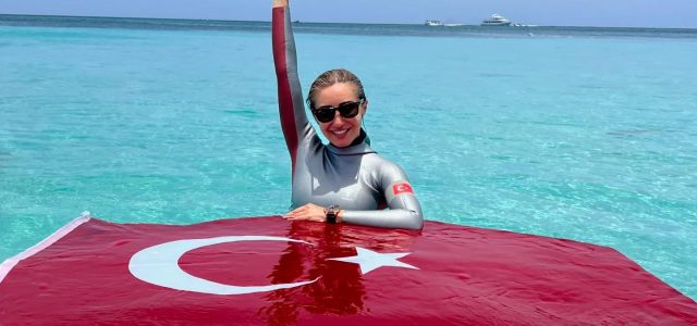 Serbest dalış branşımızın başarılı milli ve rekortmen sporcularından Şahika Ercümen, Dominika Adası’ndaki Uluslararası Serbest Dalış Turnuvası’nda sabit ağırlık, çift palet ve paletsiz ip destekli disiplinlerinde elde ettiği 3 altın, 2 gümüş madalyayla ülkemize ve sualtı camiamıza büyük bir gurur ve […]