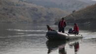 Jandarma timlerine başta sel olmak üzere afet bölgelerindeki zorlu görevlerde yardımcı olan su altı kadavra arama köpekleri, kaybolan cesetlerin bulunmasında önemli rol üstleniyor. Jandarma Genel Komutanlığı Jandarma Komando Özel Asayiş Komutanlığı (JÖAK) bünyesindeki su altı kadavra arama köpekleri, sudaki cesetleri […]