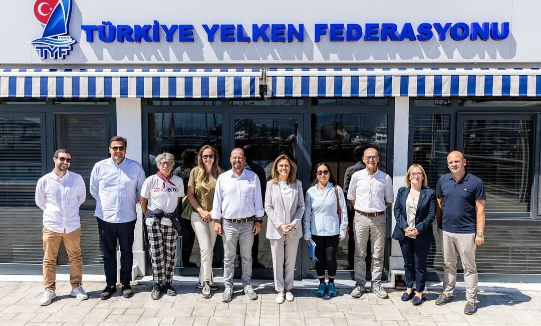 Rüzgâr Sörfü Slalom Sınıf Komitesi’nden Başkan Akdurak’a Ziyaret. Rüzgâr Sörfü Slalom Sınıf Komitesi Başkanı Nadir Nizam, beraberindeki Rüzgâr
