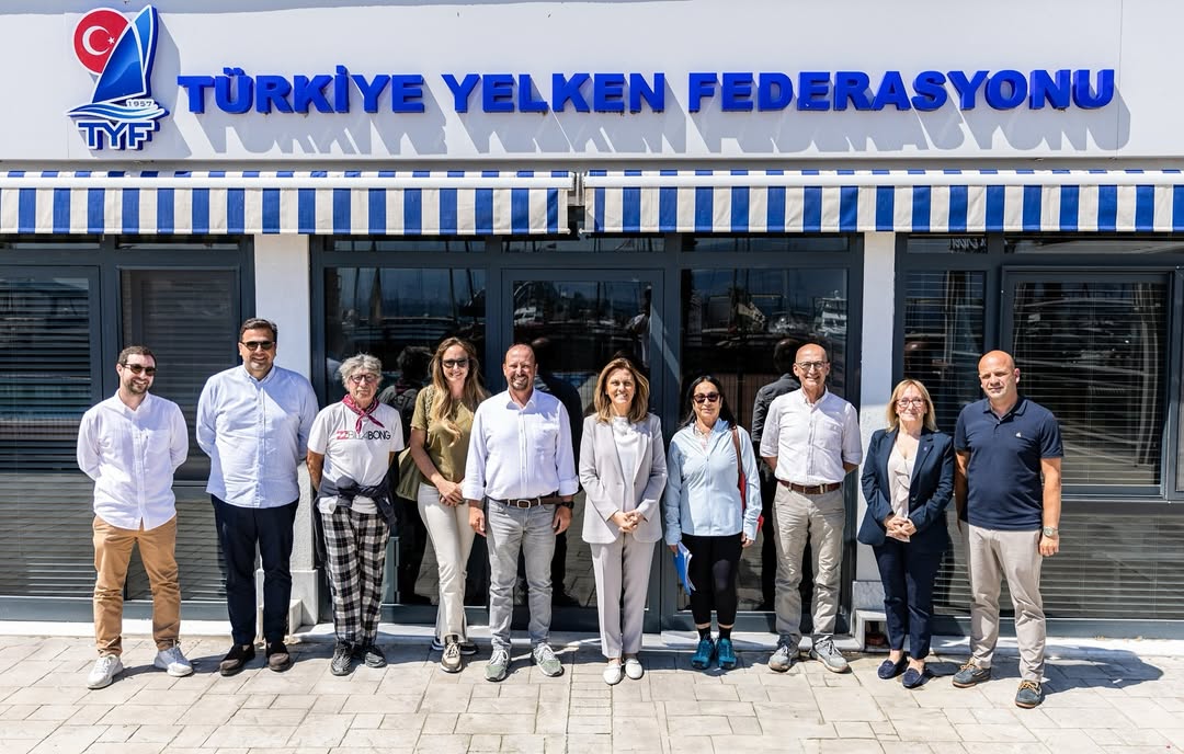 Rüzgâr Sörfü Slalom Sınıf Komitesi Başkanı Nadir Nizam, beraberindeki Rüzgâr