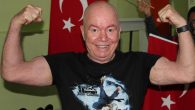Emekli SAT komandosu ve rekortmen sporcu Namık Ekin Zanka TV’de Cem Özüak’a Anlattı; 1967’de Mersin’de Preveze NATO Deniz Tatbikatı’nın son günü. NATO ana gemisini basma emri geldi. Nusret Mayın Gemisi’nin altından pervanelere doğru yüzdüm. Üst güverteye tırmanıp tahliye botunun altına […]