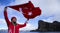 Dünya serbest dalış rekortmeni milli sporcu Şahika Ercümen, 2021 yılında Türkiye’ye dalışta yeni başarılar kazandırmak istediğini, doğaya, tüm canlılara saygılı ve daha yaşanabilir bir dünya için de nefesini tutmaya devam edeceğini söyledi. Yeni tip koronavirüs (Kovid-19) salgını nedeniyle 2020 yılının […]