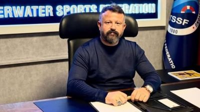 Mavi derinliklerde aynı tutkuyla nefes alan, aynı hedefe inançla kulaç