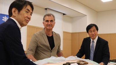Kushimoto Belediye Başkanı Katsumasa Tashima ve Nara Üniversitesi Rektörü Setsuo