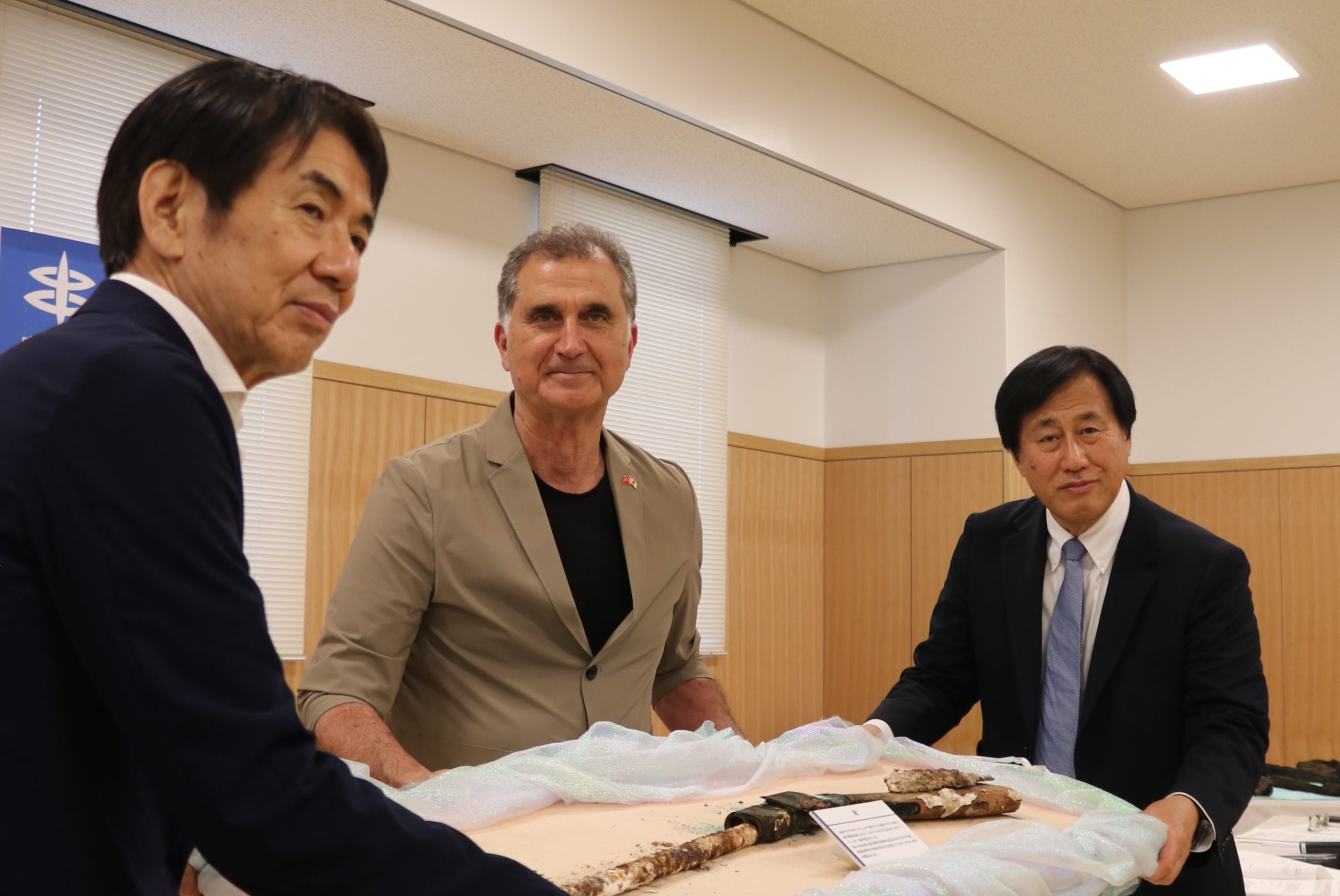 Kushimoto Belediye Başkanı Katsumasa Tashima ve Nara Üniversitesi Rektörü Setsuo