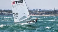 Melbourne-Avustralya’da düzenlenen Sail Melbourne International 2020 sona erdi. 70 Yelkencinin mücadele ettiği Laser Standard sınıfında Olimpik Milli sporcularımızdan Alp Rodopman (Fenerbahçe Doğuş Yelken) 39.sırada, Yiğit Yalçın Çitak (Fenerbahçe Doğuş Yelken) 44.sırada ve Berkay Abay (Fenerbahçe Doğuş Yelken) 45. Sırada yarışları […]