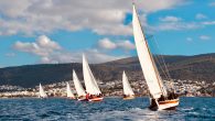 Era Bodrum Yelken Kulübü’nün düzenlediği Tırhandil Cup 2020 Kış Trofesi’nde 4.Ayak’ta dört yarış gerçekleştirildi. Tırhandilciler, ilk gün güneşli bir Bodrum günü ama düşük rüzgar altında Kurtburnu-Kargı Adası-Çelebi Adası-Kurtburnu coğrafi rotasında yarıştılar. İkinci gün sabah saatlerinden itibaren başlayan ve hızı saatte […]