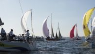 Ülkemizin en köklü ve heyecanlı yelken yarışlarından biri olan TAYK – Eker Olympos Regatta, Moda Deniz Kulübü açıklarında 17 takımın ve yaklaşık 170 yelkencinin katılımıyla başladı. “Özlenen rüzgarlarda buluşalım” mottosuyla Türkiye Açıkdeniz Yarış Kulübü tarafından, Bursa Yelken Kulübü ve Moda […]