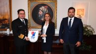 Türkiye Yelken Federasyonu Başkanı Özlem Akdurak, İcra Kurulu Üyesi Hakan Yenigün ve Genel Sekreter Mutlu Uzun ile birlikte 25 Şubat 2020 tarihinde Deniz Kuvvetleri Komutanı Ora. Adnan Özbal’ı makamında ziyaret etti. Her iki kurumun ortak amaçlarından biri olan Türk Denizciliğinin […]