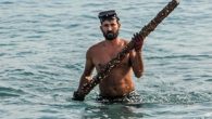 Erhan Uludağ, tüpsüz dalarak denizi metal atıklardan temizliyorAntalya’da yaşayan Erhan Uludağ, yaklaşık 5 aydır dünyaca ünlü Konyaaltı Sahili’nden dalış yaparak topladığı atık demirleri geri dönüşüm tesislerine gönderiyor. Antalya’da şoförlük yapan Erhan Uludağ, Akdeniz’in mavi sularının temizliği için yaptığı kısa dalışlarda […]