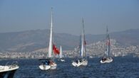 9 Eylül İzmir’in düşman işgalinden kurtuluşunun 100. yılı çeşitli etkinliklerle görkemli şekilde kutlanırken, 25 civarında yelkenli tekne de İzmir Körfezi’nde düzenledikleri kortej ile kutlamalara eşlik etti. Vatandaşlar, denizdeki töreni ilgiyle izledi. İMEAK Deniz Ticaret Odası İzmir Şubesi ile İzmir 100. […]