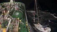 Denizciler arasındaki karşılıksız yardımlaşmanın örneği Akdeniz’de Türk karasularında gerçekleşti. Antalya’ya doğru giderken yelkeni yırtılan Dolphin And Deniz isimli tekneyi dalgalar sürüklemeye başlayınca yakınından geçen M/T Caroline isimli kimyasal tanker harekete geçti. 132 metre boyundaki gemi, yelkenli teknedeki iki kişiyi alırken […]