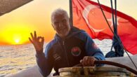 Türk denizciliğinin yaşayan kültür taşıyıcısı ve gerçek bir insan hazinesidir Mehmet Baş. 50 yılı aşan deniz yaşamı onu bilge bir deniz adamına dönüştürürken AKSONA ünvanını layıkıyla taşımasını sağlamıştır. Denizlerin korunmasını maviliklerin diliyle anlatırken kimi zaman Halikarnas Balıkçısı’nın kimi zaman Sait […]