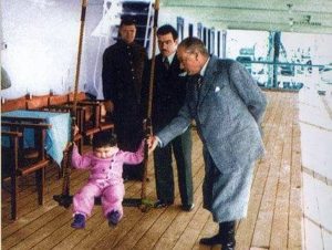 Her 23 Nisan’da çokça paylaşılan Atatürk’ün çocuklar kadar mutlu olduğu