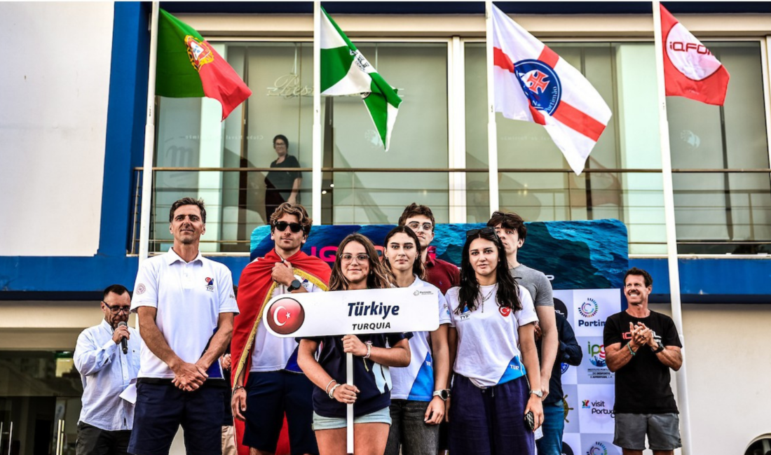 iQFOiL U23 Dünya Şampiyonasında Ülkemizi Temsil Edecek IQFoil Takımımıza Başarılar Dileriz 6-13 Eylül 2025 tarihleri arasında Portekiz’in Portimao kentinde düzenlenen 2025