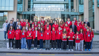 2025 yılında katıldıkları Dünya ve Avrupa Şampiyonalarında madalya kazanarak ülkemizi