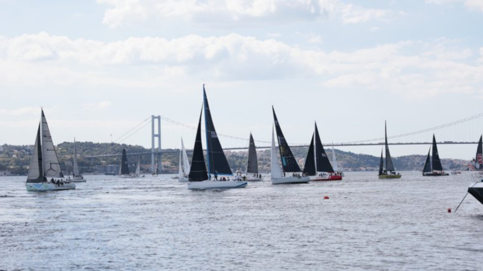 Boğaz’ın Rüzgârı Yelkenlerle Buluştu: İstmarin Kupası Karaca Alize Ekibinin Oldu İstanbul’un deniz kültürüne ve yelken sporuna verdiği desteğin simgelerinden biri