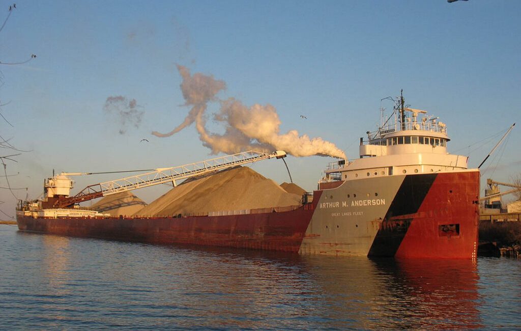 SS Arthur M. Anderson, özellikle SS Edmund Fitzgerald ile olan
