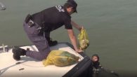 Dalgıç polisler, İzmit Körfezi’nde dip temizliği yaptıKocaeli İl Emniyet Müdürlüğü Deniz Limanı Şube Müdürlüğü Su Altı Grup Amirliği dalgıç polisleri, İzmit Körfezi’nde dalış yaparak denizin dibinde temizlik yaptı. Dalgıçların temizlik görüntüleri su altı kamerası ile görüntülendi. Kocaeli İl Emniyet Müdürlüğü’ne […]