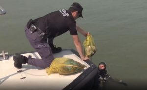 Dalgıç polisler, İzmit Körfezi’nde dip temizliği yaptıKocaeli İl Emniyet Müdürlüğü