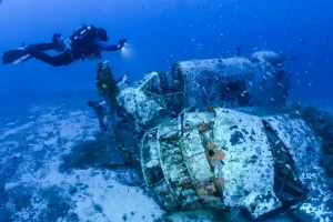 A diver takes a picture of Balitmore FW282’s wreckage (Photo: