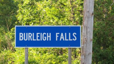 Ontario’daki Burleigh Şelaleleri’nde uzun zamandır kullanılan bir dalış erişim noktası,