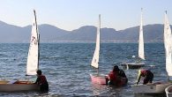 Ankara’dan gelen ve Marmarisli oluşan yaşları 6 ile 17 arasında değişen 20 yelken kulübü öğrencisi yarışlar için antrenmanlarına devam ediyor. Çoğunluğu ortaokul öğrencisi kızlardan oluşan minik yelkenciler günün sekiz saati ilçe körfezinde tur atarak deneyimlerini artırıyor. Ankara’dan 10 ve Marmarisli […]