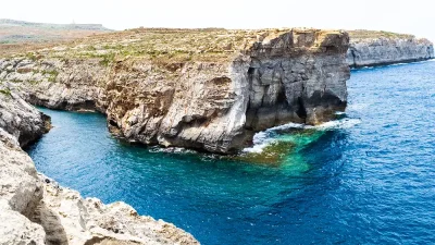 Gozo'daki bir dalış bölgesinde, dalgıçların minibüsünden ekipman çalmaya çalışırken yakalanan