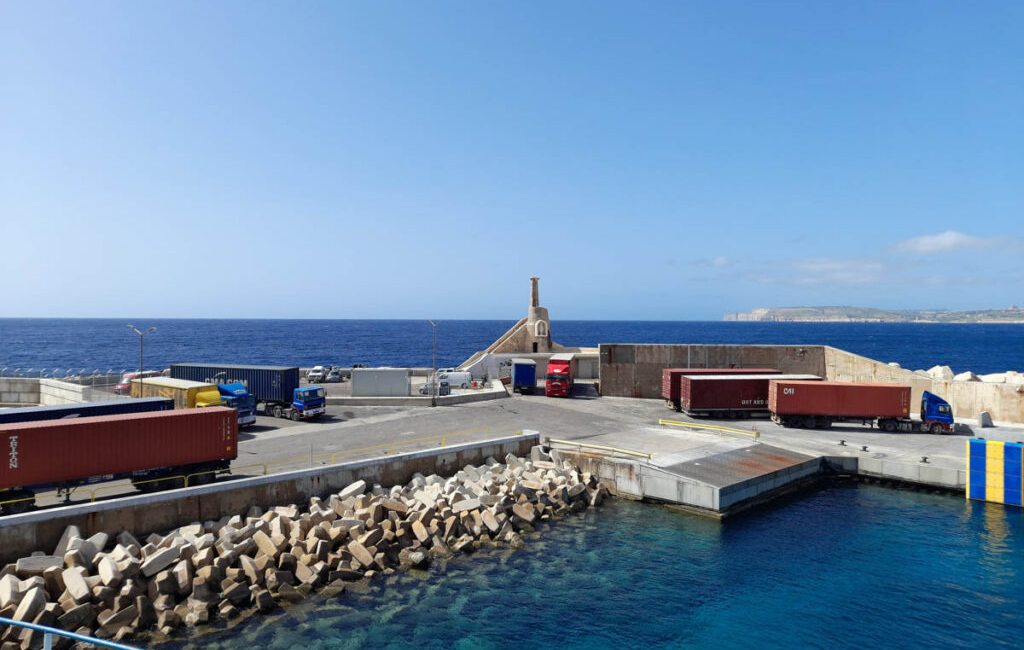 Malta'nın Ċirkewwa açıklarında, dalgalı deniz koşullarında zorluk yaşayan sekiz dalgıç,