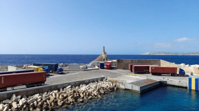 Malta'nın Ċirkewwa açıklarında, dalgalı deniz koşullarında zorluk yaşayan sekiz dalgıç,
