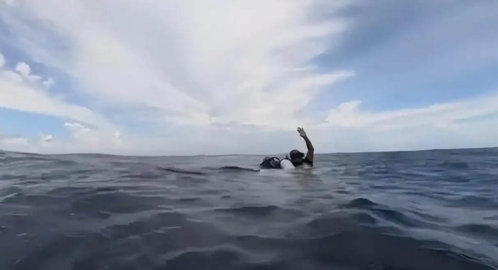 Chinese Diver Drifts for 40 Minutes After Being Left Behind in Maldives A Chinese diver was left drifting in the Maldives for