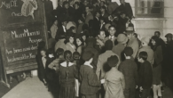 1928 yılında harf devriminin ardından Türkiye’de çok düşük olan okuryazarlık oranını artırmak için büyük bir seferberliğe girişildi. Bu konuda en önemli görevi, yeni Türk harflerini ülke genelinde halka en kısa zamanda öğretmek amacıyla kurulan Millet Mektepleri üstlendi. Okuma yazma bilsin […]