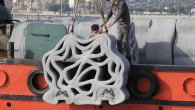 Türkiye’de ilk kez 3D yazıcıyla üretilen yapay resifler, Mersin’de denize bırakıldı. Mersin Büyükşehir Belediyesi, balık popülasyonunu artırmak, ekosistemin bozulmasının önüne geçmek amacıyla ilk etapta 12 adet yapay resifi kent açıklarında denize yerleştirdi. Mersin Büyükşehir Belediye Başkanı Vahap Seçer’in telsizle verdiği […]
