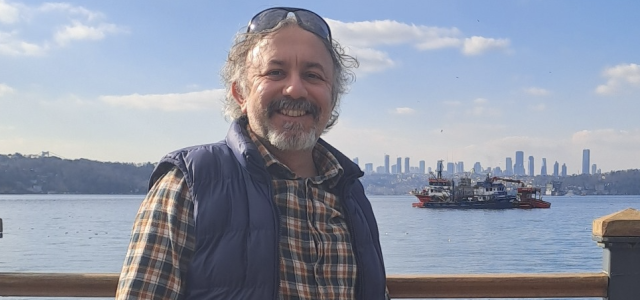 Derin deniz araştırmaları gezegenimiz için yaşamsal önemde. Bir başka deyişle yaşamın anahtarları derin deniz araştırmalarında saklı. Konunun anlaşılması açısından da derin deniz araştırmaları ve bu araştırmalardan elde edilen örnekler, yayımlanan makaleler çok ama çok önemli… Bilal Karataş ile hazırladığımız ‘Deniz […]