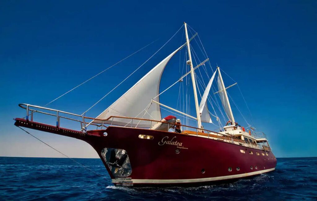 A dive safari vessel operating in the Seychelles has sunk