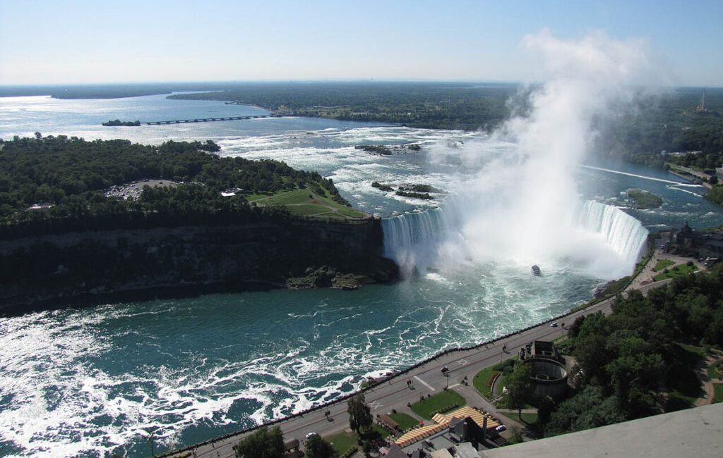 &nbsp; EYEWITNESS: Daredevil Jumped into Horseshoe Falls Basin on Sunday,